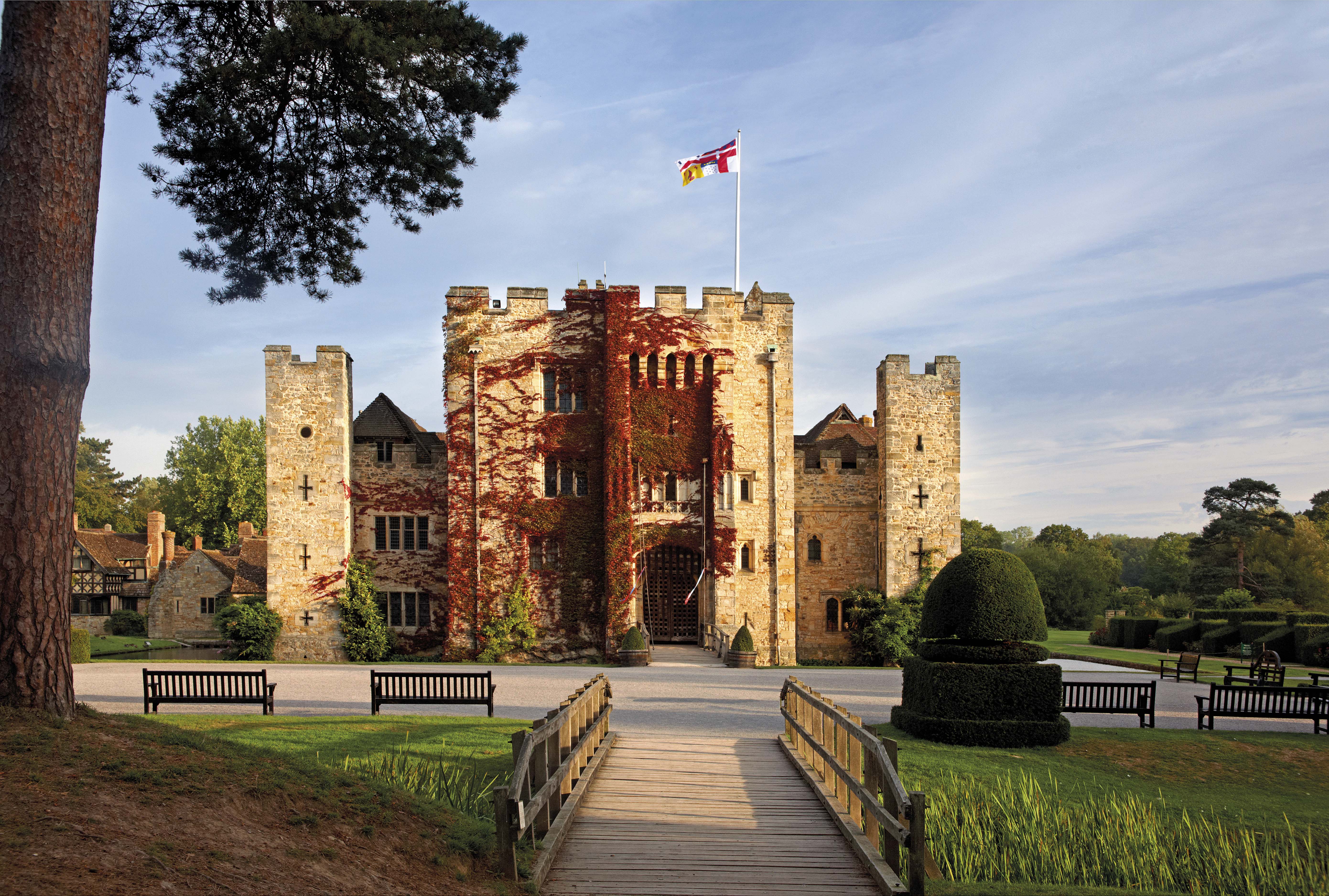 Hever Castle Autumn 01.jpg