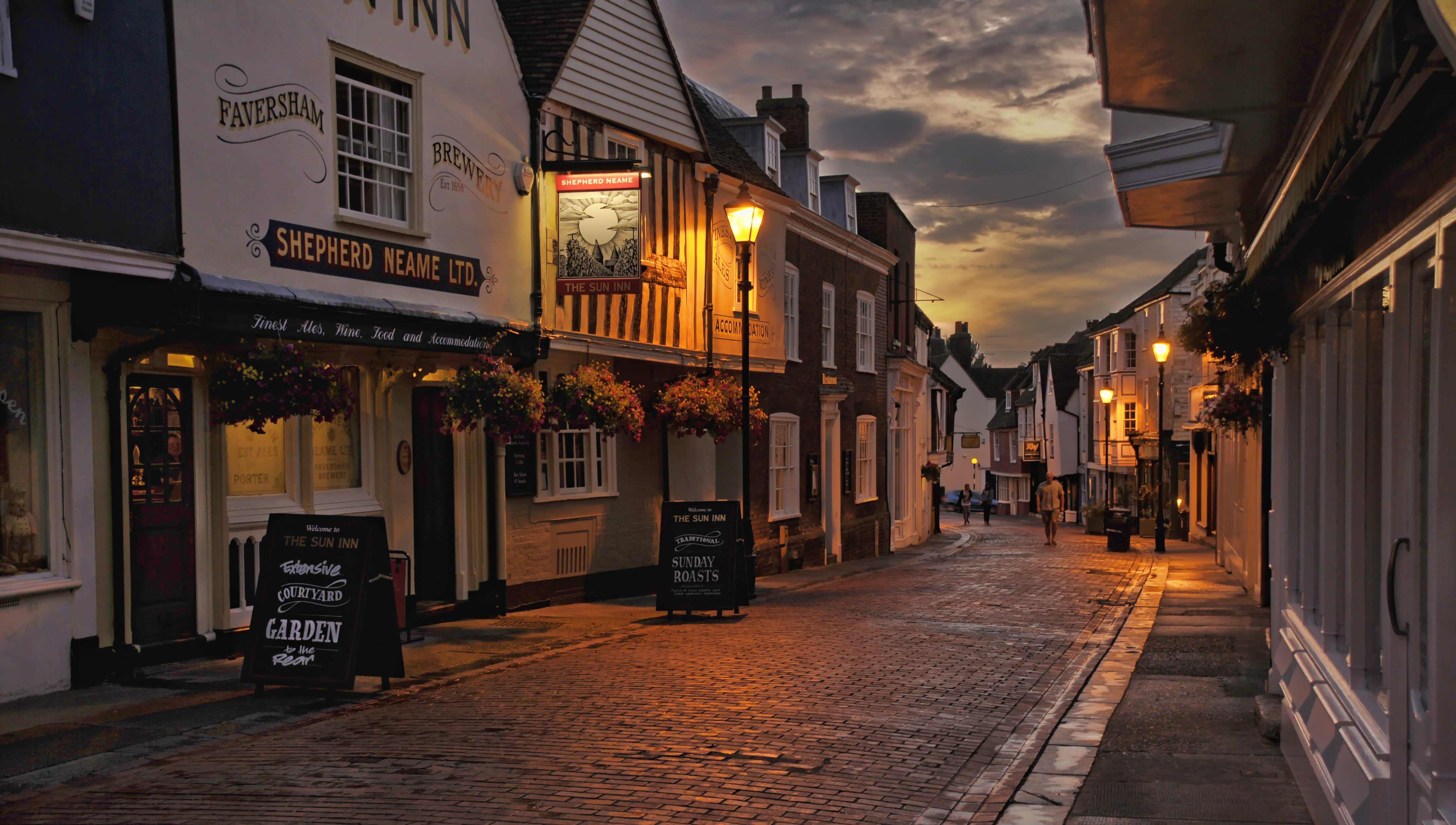 the-sun-inn-exterior-evening-picture.jpg