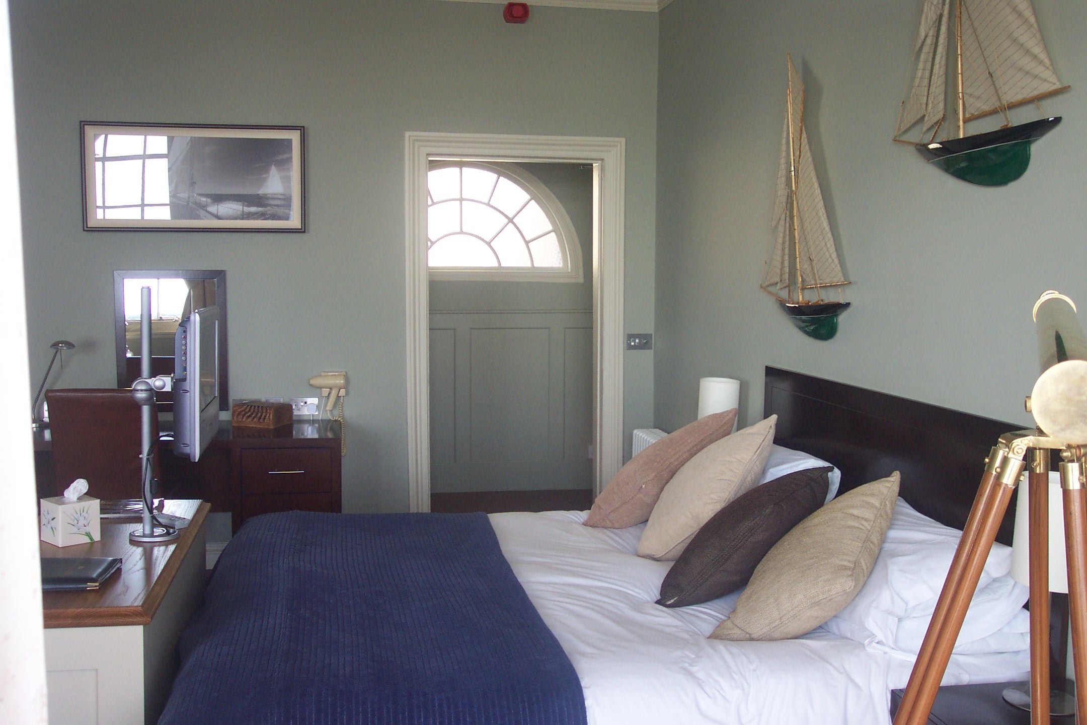royal-hotel-deal-bedroom-2.jpg