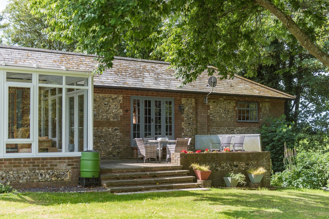 Meggetts Cottage in Dover exterior with grass and trees